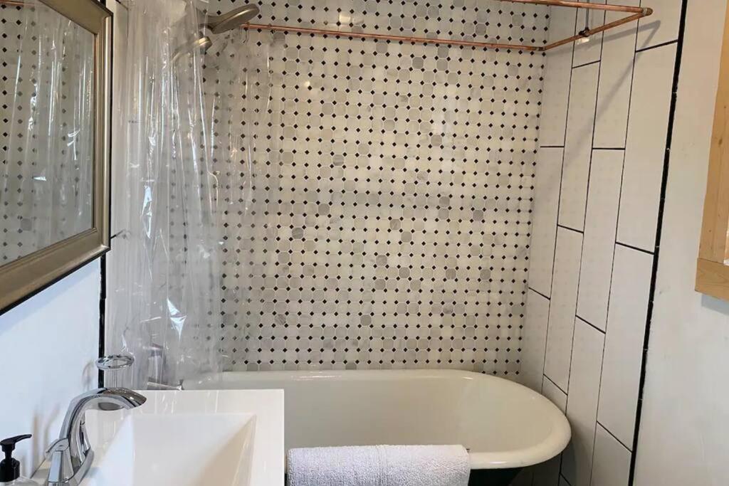 Studio Apt W Garden Kingston Ngoại thất bức ảnh